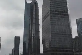 现场实拍：上海外滩东方明珠，高耸入云灯火璀璨