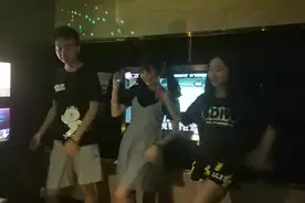 KTV里面翻跳宅舞《桃源恋歌》这才是真正的群魔乱舞！完全就是瞎跳！