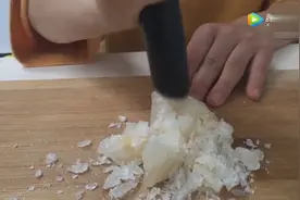 大块的冰糖不好弄碎，学会这个妙招不用敲，不用砸，一碰就碎