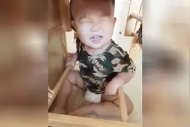 熊孩子躲桌子下玩耍，当宝宝听见音乐后，接下来宝宝的反应太可爱了！视频封面