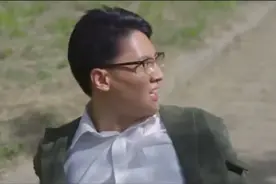 车祸发生的一刹那，父亲用力推开女儿，牺牲自己救了女儿，真是太感动了视频封面