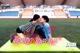 李菲儿和泰国男神Mike对嘴接饼干，其他人好羡慕视频封面