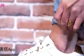 一学就会的牛仔裤卷裤脚技巧，这样搭配小白鞋让你潮到爆！视频封面