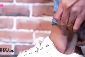 一学就会的牛仔裤卷裤脚技巧，这样搭配小白鞋让你潮到爆！视频封面