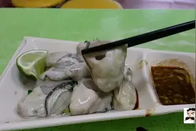 台北一家专卖蛤蜊的小店，蛤蜊汤和生蛤蜊都非常好吃，来尝尝看