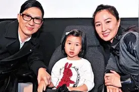 50岁张家辉携全家近照曝光，妻子素颜温婉随和，女儿漂亮很像妈视频封面