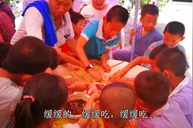 甘肃农村流水席，10个孩子为抢菜红了眼，大叔制止不了直说滚蛋！视频封面
