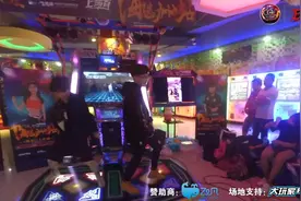 小鲜肉在跳舞机上大跳EXO《咆哮》，模仿的有模有样，帅