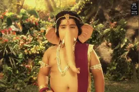 看到自己的三个孩子相亲相爱，帕尔瓦蒂由衷地笑了！