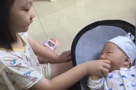 在四胞胎的家庭，爱说爱笑的六岁小姐姐，照顾双胞胎弟弟洗碗穿衣视频封面