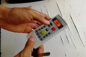 空调遥控器长时间没用过，换了电池还不显示，小伙教你如何修复视频封面