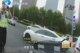 民警路口拦车，男子用号码贴遮挡车牌最后一位，被扣12分视频封面