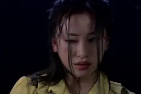 女特工们被抓，用绳子吊起来，下面踩着自己的姐妹视频封面