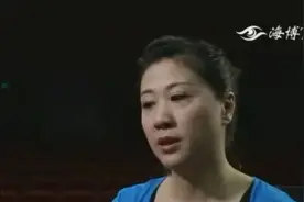 父亲拼命的给她吊嗓子，功夫不负有心人，最终陈琼与偶像同台视频封面
