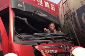 洛阳伊川6车相撞现场，司机被救出后，连跺脚示意“自己没事儿”视频封面