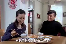 老婆假装不会做饭，看到老公吃泡面吃吐了，这才给他做了一桌佳肴视频封面