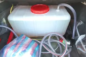农村小伙图便宜，用塑料桶做油箱装柴油，结果杯具了视频封面