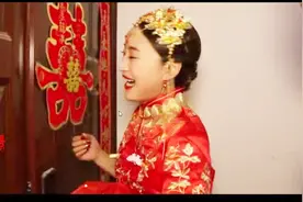 真实婚礼 娶回来漂亮新娘被喜婆婆拒之门外 新娘用了一招 高兴进门视频封面