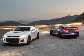 MT硬碰硬：美式肌肉车大战，雪佛兰科迈罗ZL1 VS 福特野马谢尔比GT350R图片