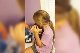 外国小萝莉收到一只小奶猫 哭到不能自己视频封面