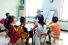 外企女白领为提高儿子英语能力，辞职开办培优班！图片