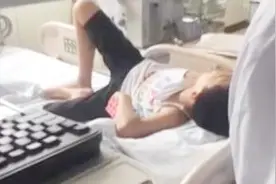 震惊！小学毕业聚餐 13岁男孩喝7瓶二锅头 直接住进ICU视频封面