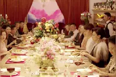 儿子带女朋友回家跟有钱母亲吃饭，母亲句句刁难，看聪明女孩如何应对