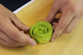 花30块买一个牛油果，将它切成毫米薄片，简单卷几下变成精美的摆盘玫瑰花视频封面