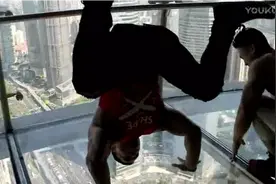 美国健美冠军来中国旅行被震撼，在上海最高楼上大秀绝活，引来路人纷纷围观视频封面