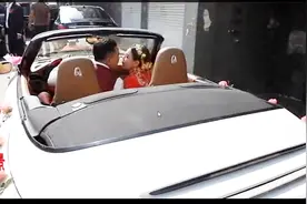真实婚礼 新郎刚上婚车就迫不及待的亲新娘 让娘家人看不下去视频封面