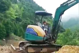厉害！四岁男娃开挖掘机 熟练操作不输成人视频封面
