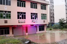 四川遂宁：小别墅遭遇暴雨变身“孤岛” 消防大雨下救人！视频封面