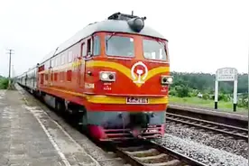 三茂线上的火车 东风橘子牵引K232次新兴县站幺道停车视频封面