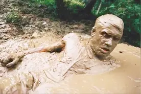 士兵白天做噩梦，梦到艰难与悲惨视频封面