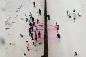 美国两位艺术家在美墨边境墙设置了三个粉色跷跷板。美墨两边的大人小孩，隔着高墙也能一同玩耍了～想不想试试？视频封面