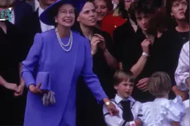 英国女王33年前珍贵画面曝光：追着威廉王子跑 一把抓住小手视频封面