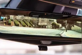 如今高端车的后视镜都不是“镜子”，改用流媒体后视镜，即显示后方摄像头画面，视野开阔还不会被遮挡图片