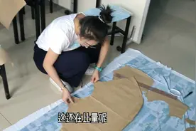 都在专心打板，只有马小哥一个人在溜达，看看泳装打板裁剪的过程