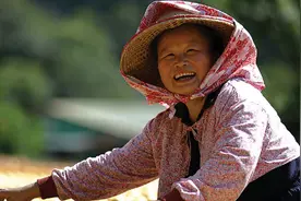 好好想想你那留在老家的媳妇吧，别以为就你在外打工太累，她其实更苦！图片