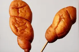 赶集常吃的鸡腿面包，其实很简单，揉个面团加点肉，烤一烤就行图片
