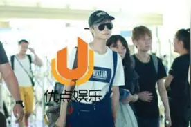 李宇春返京现身机场，一双大长腿无处安放，背带裤只穿一半图片