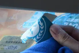汽车玻璃右上角的标识成司机“噩梦”，过期清理时好比刮肉！图片