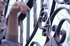 热巴差点从高处摔倒，结果被喜欢的人随手一搂，真是好暖啊视频封面
