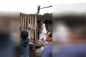 这锁太假了，轻轻一划就打开了视频封面