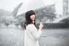 晚安心语：何必苦了自己，对远走的念念不忘，不累不疼吗？图片