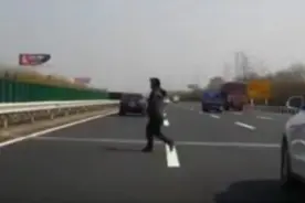 神秘女子横穿高速公路，各路司机匆忙避让，走的太淡定了图片