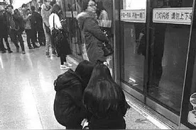 “蹲着等地铁”没教养？某人尴尬了图片