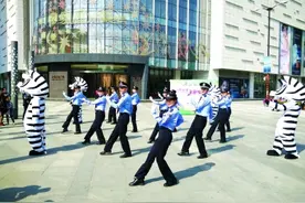 武汉警察街头扮斑马跳舞劝导市民过斑马线图片