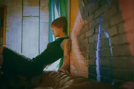 农村男友家没有浴室，我和准婆婆一起洗澡遭遇了尴尬一幕图片