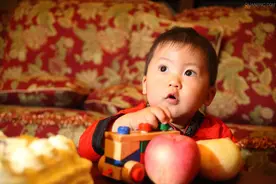 给孩子一个有零食的童年图片